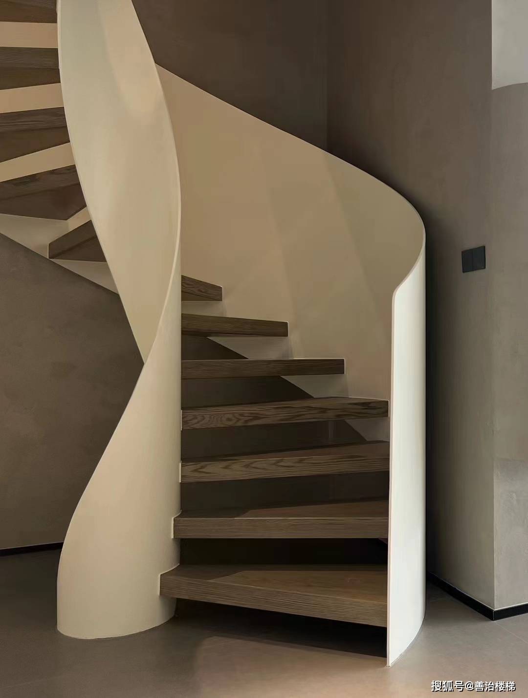 别墅钢结构镂空楼梯落地效果_进行_设计的_个性化