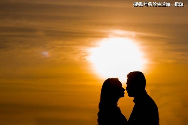 表达爱情的文案简短句子，温暖美好，干净治愈！