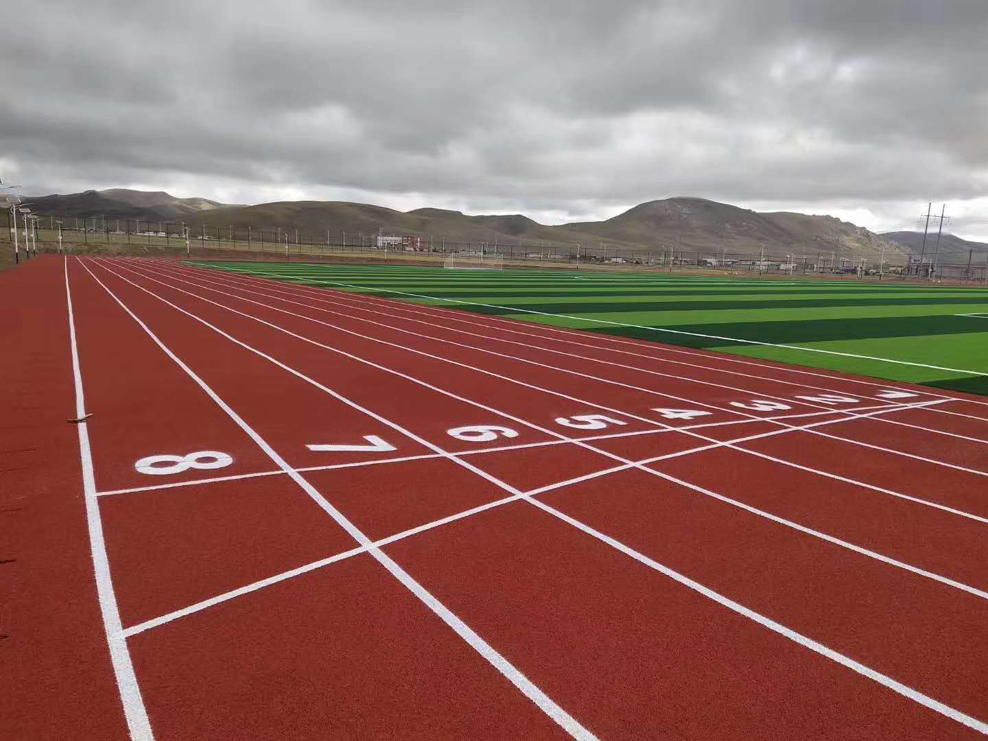 塑胶跑道为什么有气味_施工_颗粒_橡胶