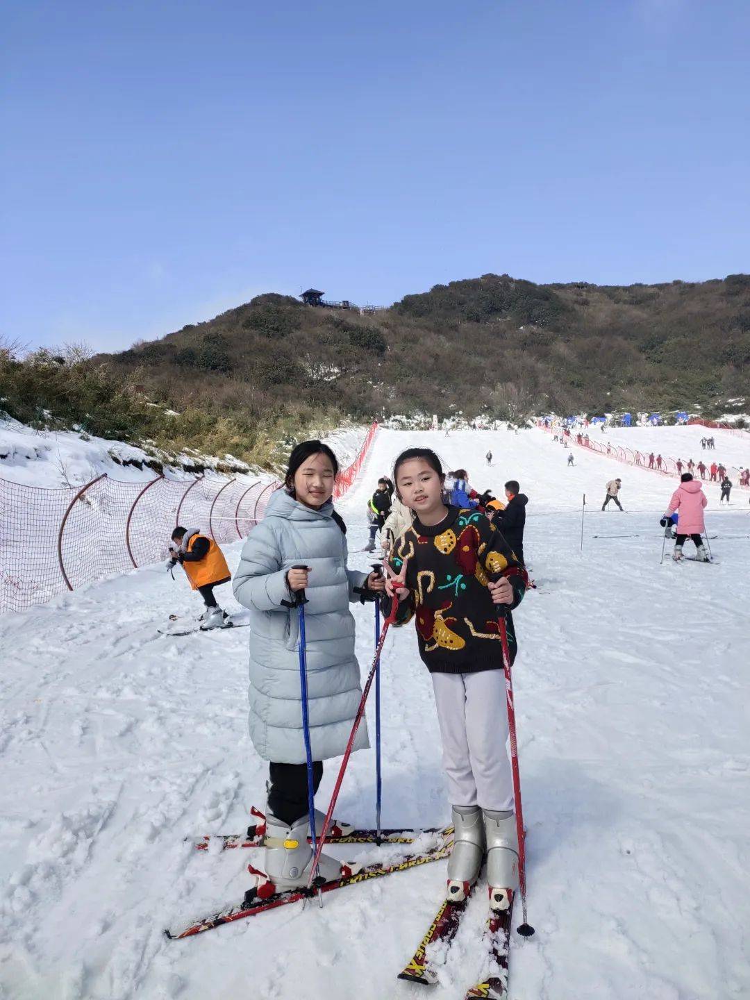 學生們將學習到冰雪運動的基本知識,如專業老師教授滑雪基礎技能,並