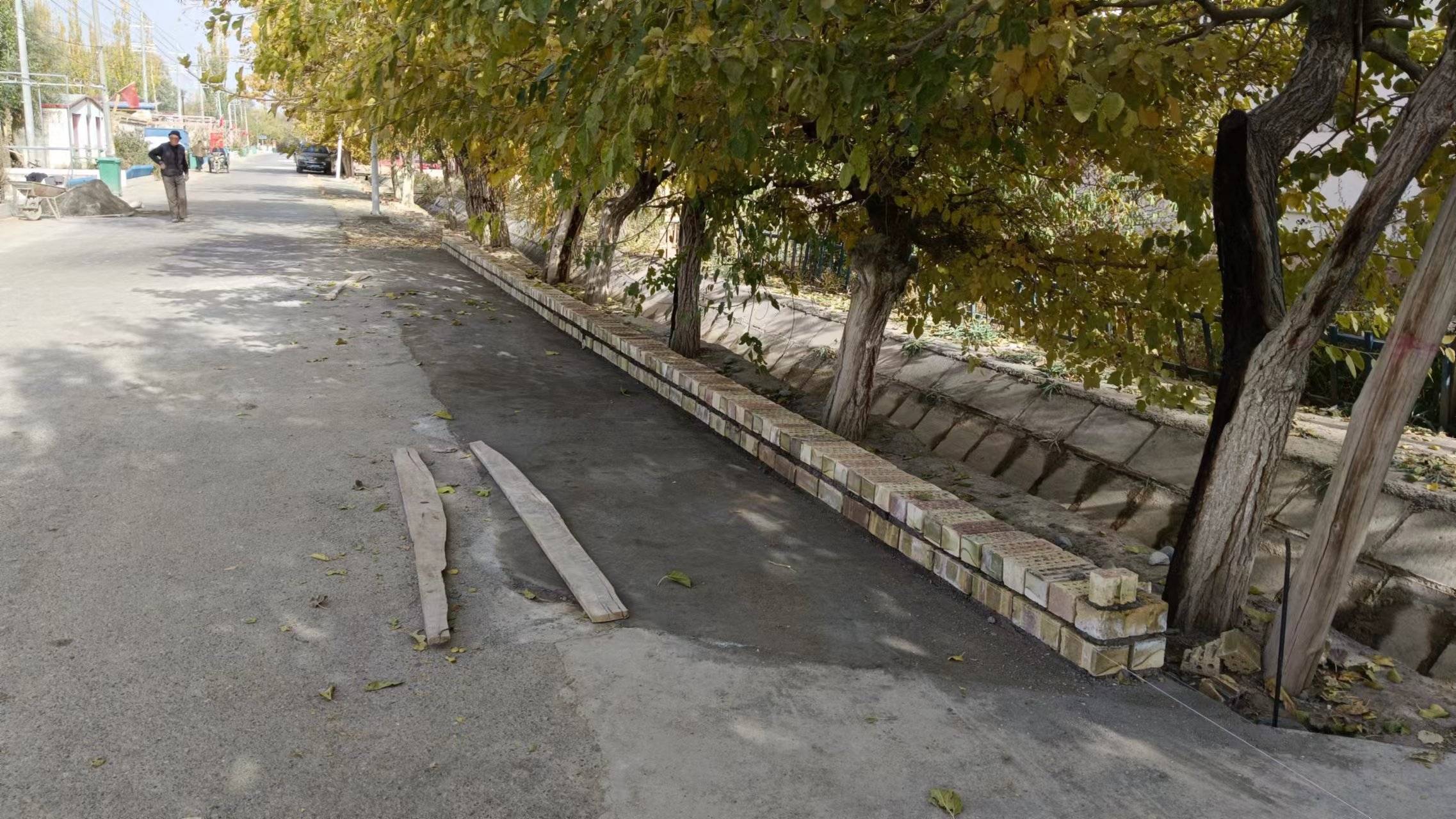 连日来,群巴克镇阿拉萨依村,村民们欣喜地发现,村里的道路两旁砌矮墙