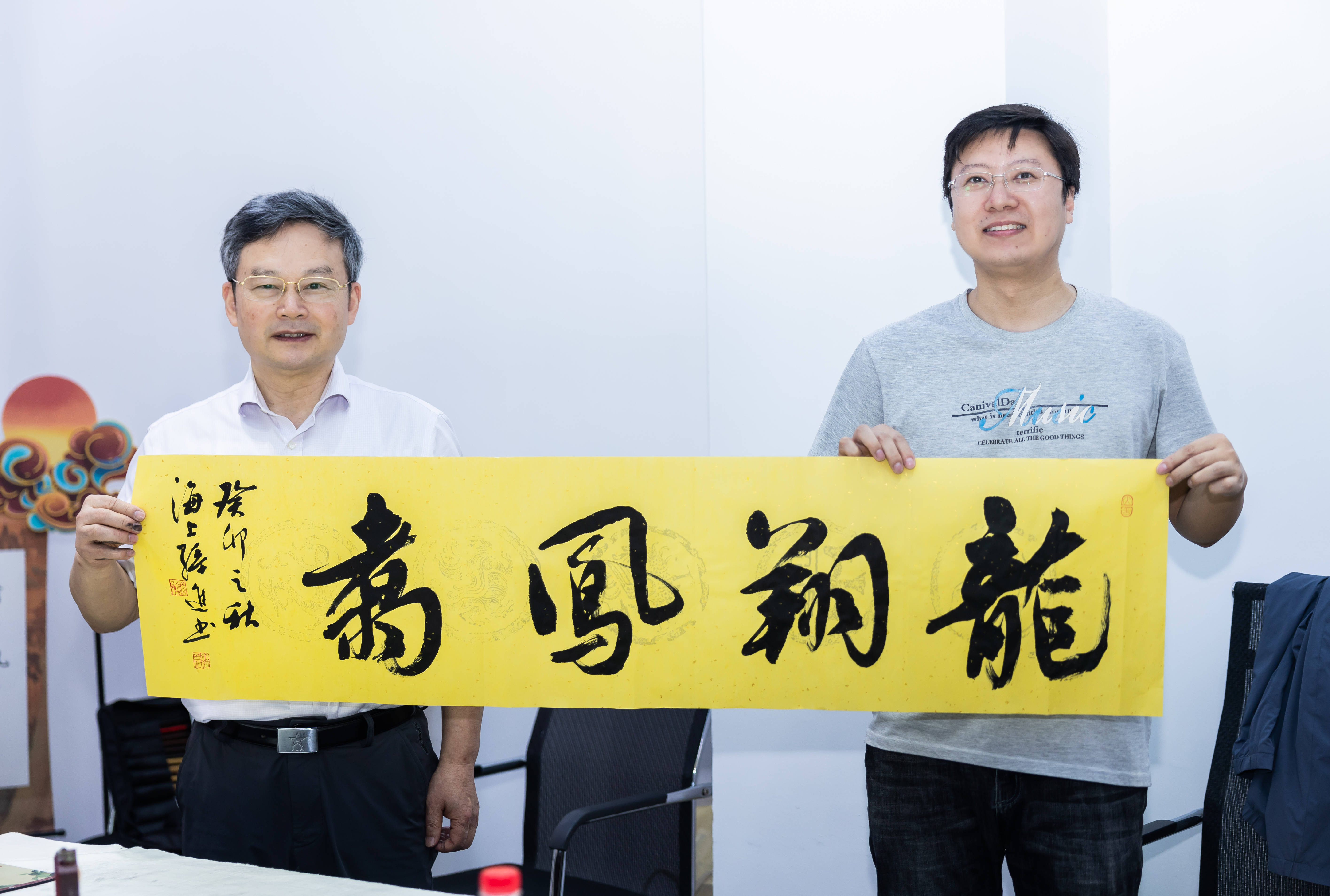 中国日报网:翰墨飘香 文化润企 书法家为企业员工"送文化"_上海市_利