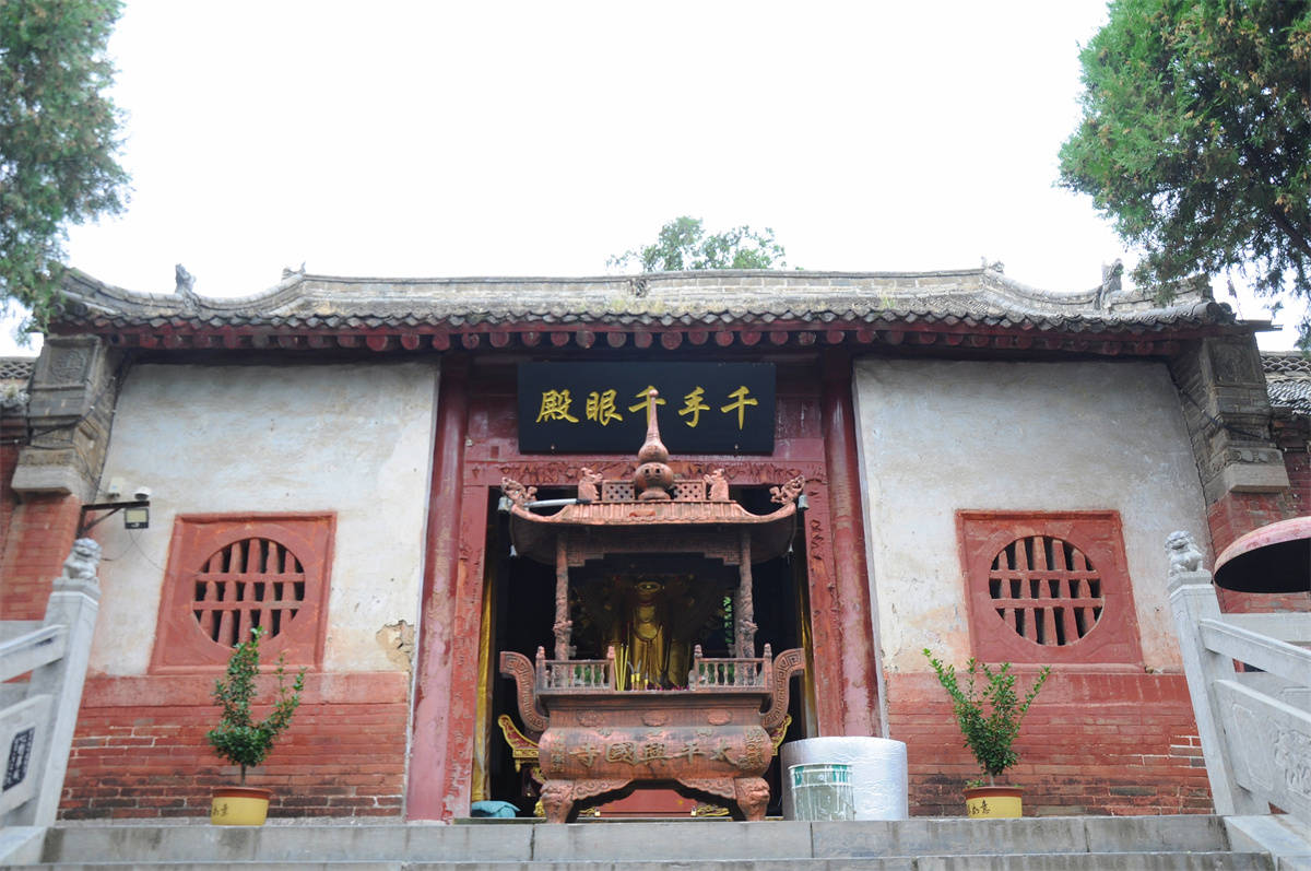 大伾山景区是集儒,道,佛于一体的众多庙宇,门票50元/人.