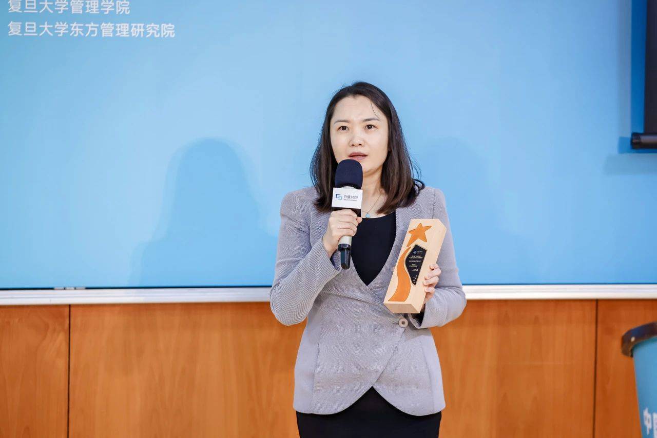 蒋青云教授代表今年的专家评审团揭晓"可持续发展领导力奖""双碳目标