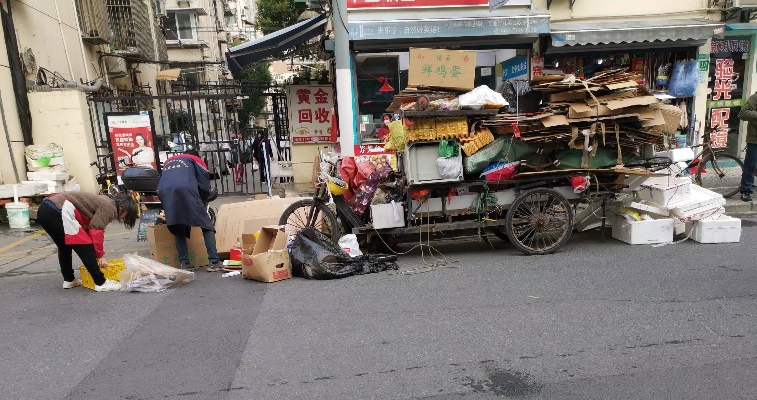 每次看到收废品的三轮车,就会看到一位枯瘦的男人在回收沿街商铺扔