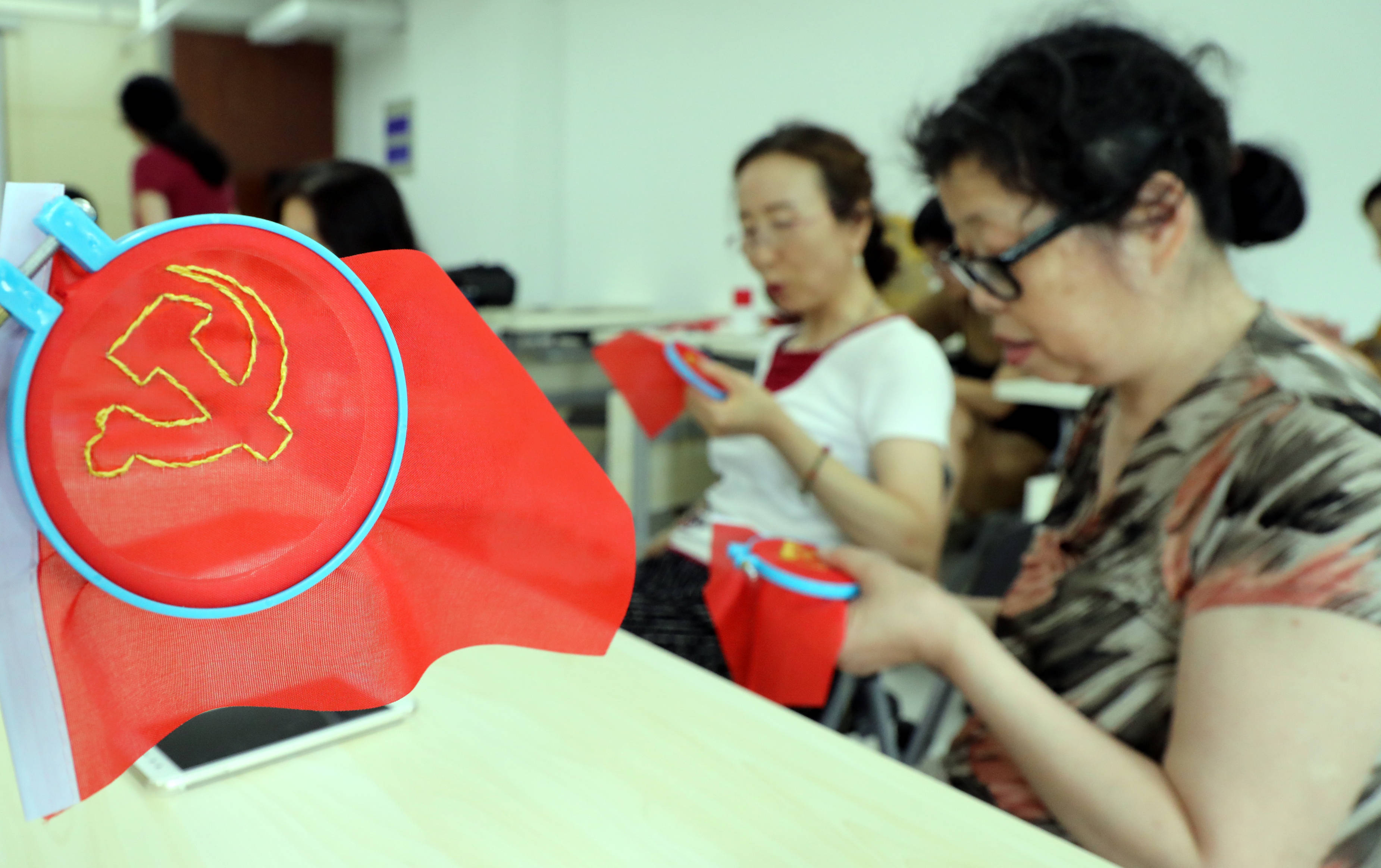 迎七一 绣党旗（迎七一颂党恩绘画作品大全八开纸）