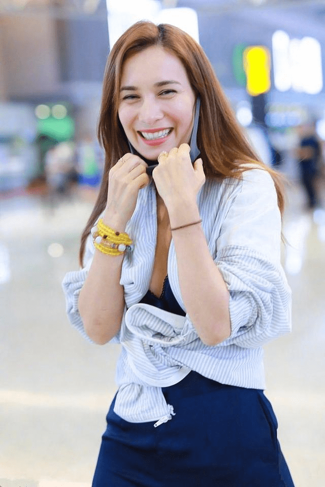 混血性感迷人卢靖姗,美丽的面容高挑的身材.太绝了_电影_观众_方面