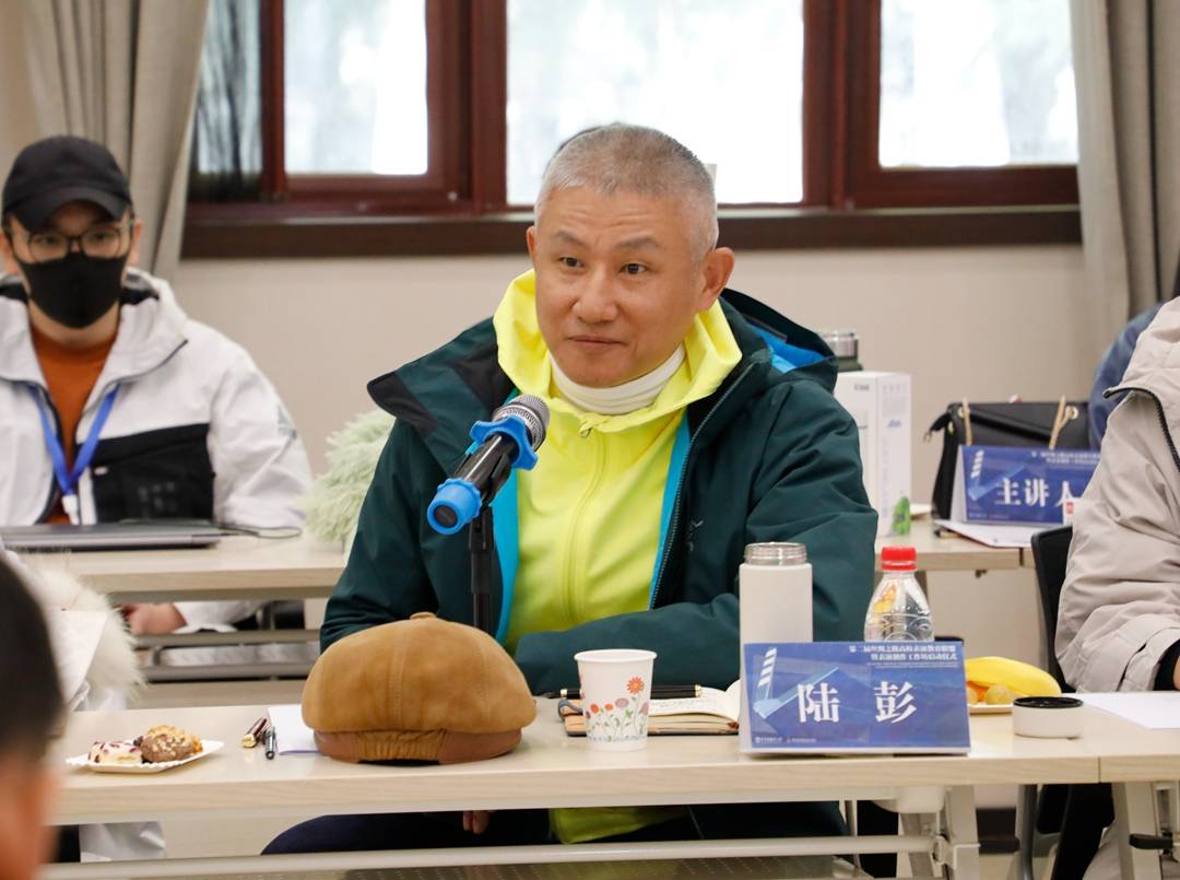 会议现场,各校代表交流意见最后,李杰教授对表演专业学生提出了殷切
