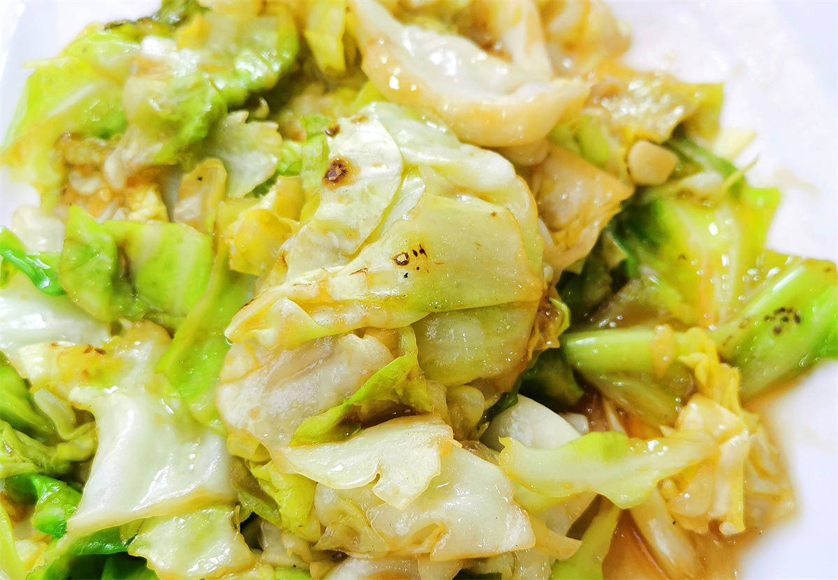特色熏排骨,干锅土豆片,手撕包菜,鹊山农夫炒鸡是这家店的特色菜,品尝