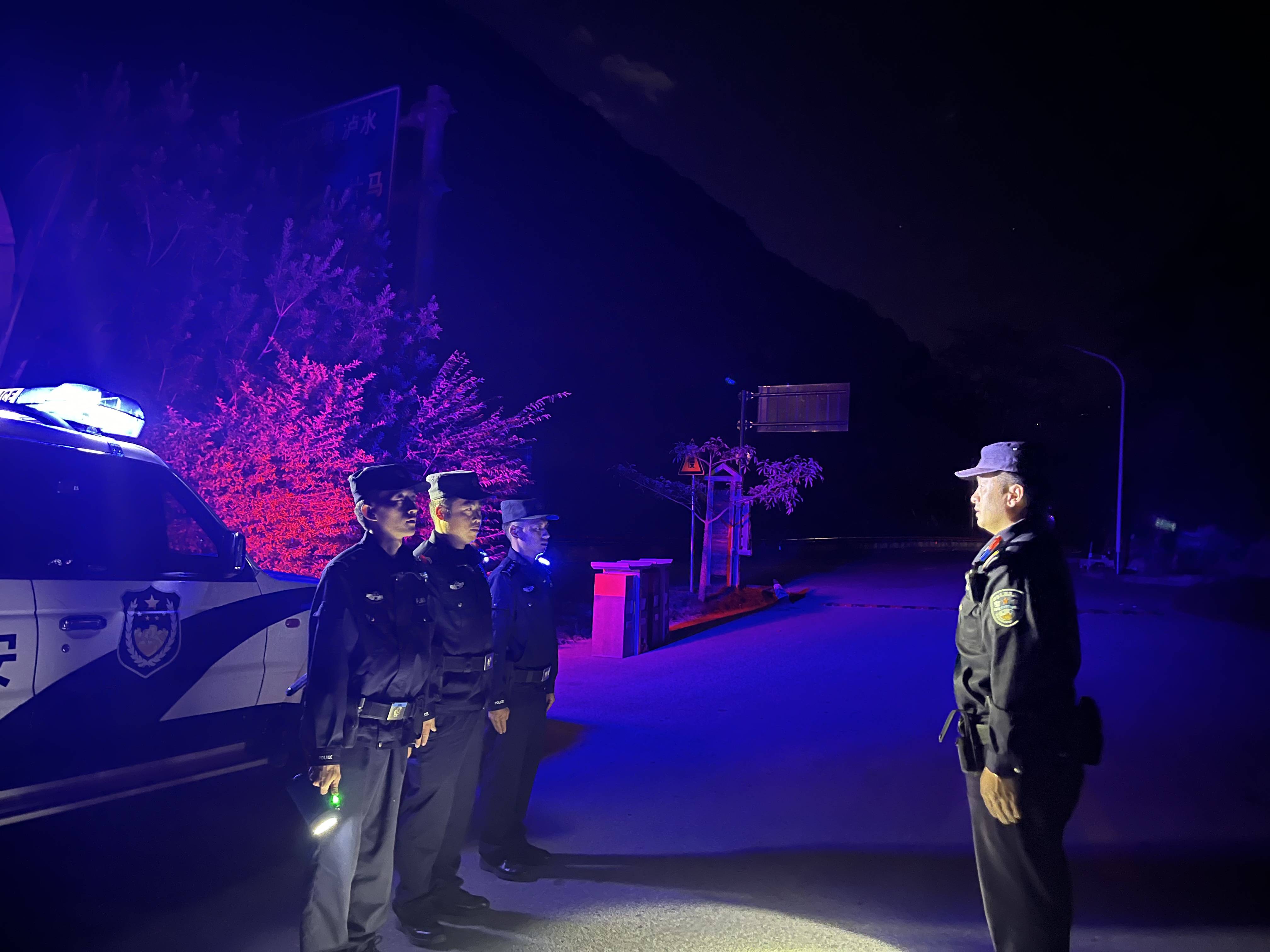 云南怒江:鲁掌边境派出所登埂警务室 常态化开展夜间巡逻防控工作