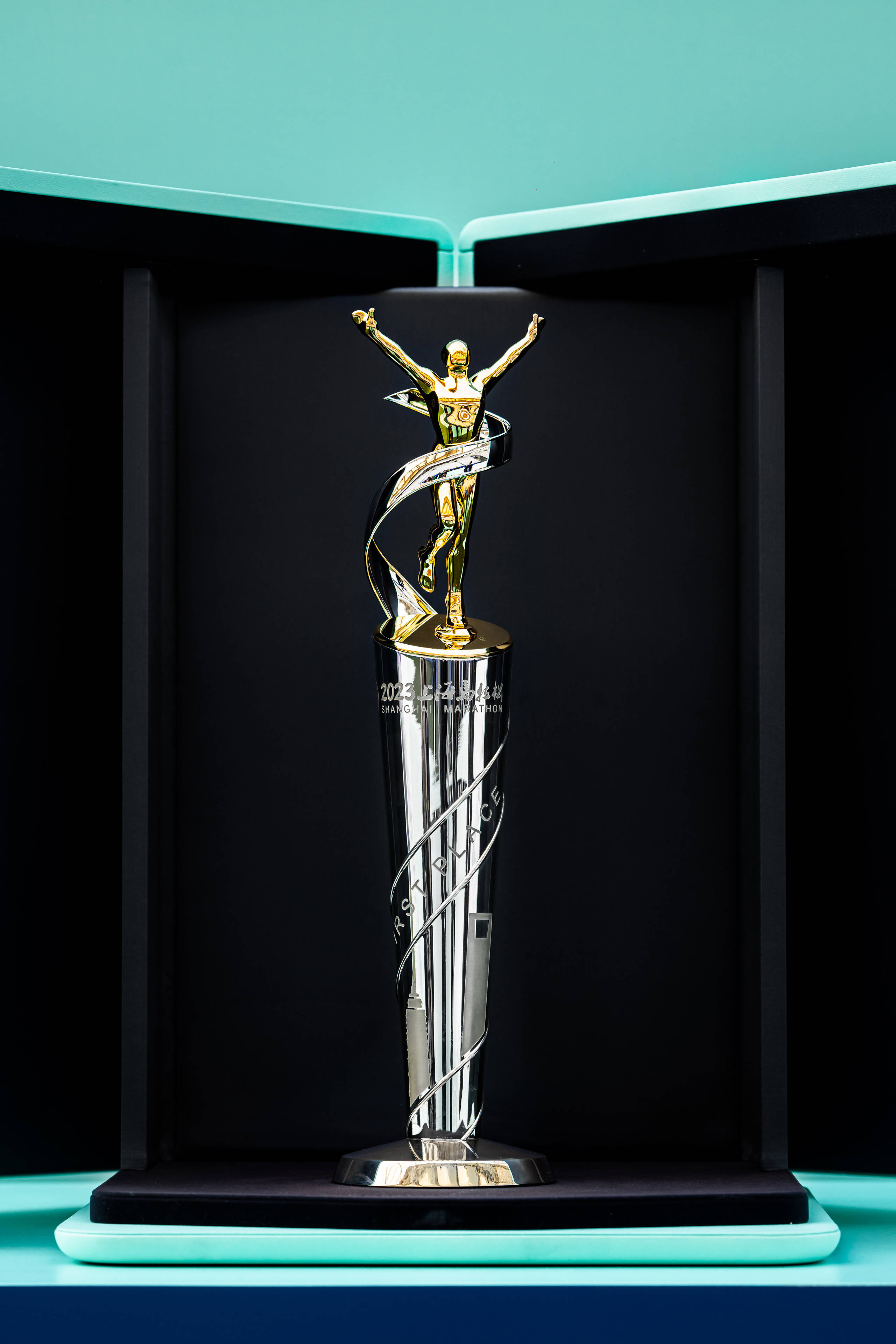 蒂芙尼祝贺上海马拉松男女前三名运动员 荣获由品牌打造的赛事奖杯与