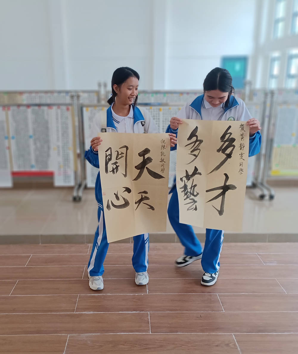 海南儋州市两院中学举办主题教育活动,展出资深媒体人夏佟书法长卷