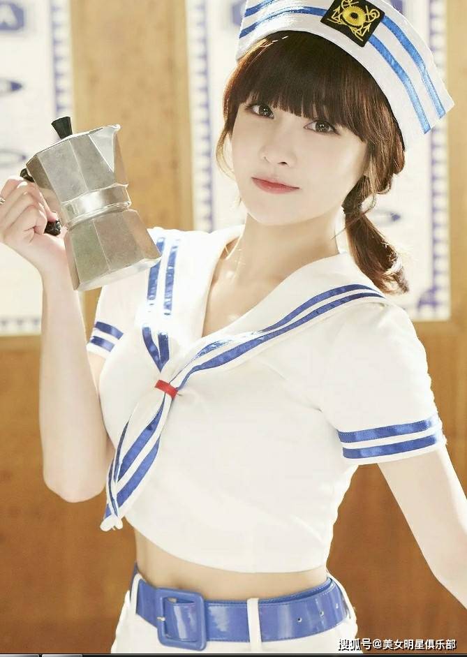 43岁全宝蓝,身材饱满太性感了!_演艺事业_情感_角色