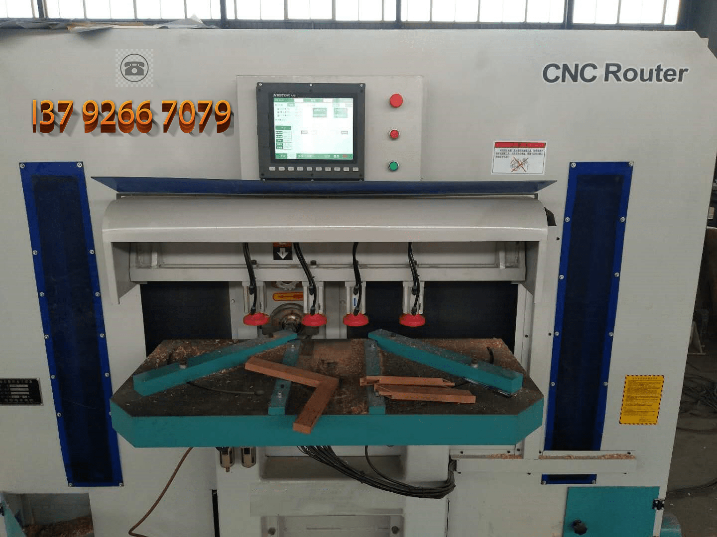 然后启动机器,画框燕尾榫机就能够根据预设的指令进行精确的加工