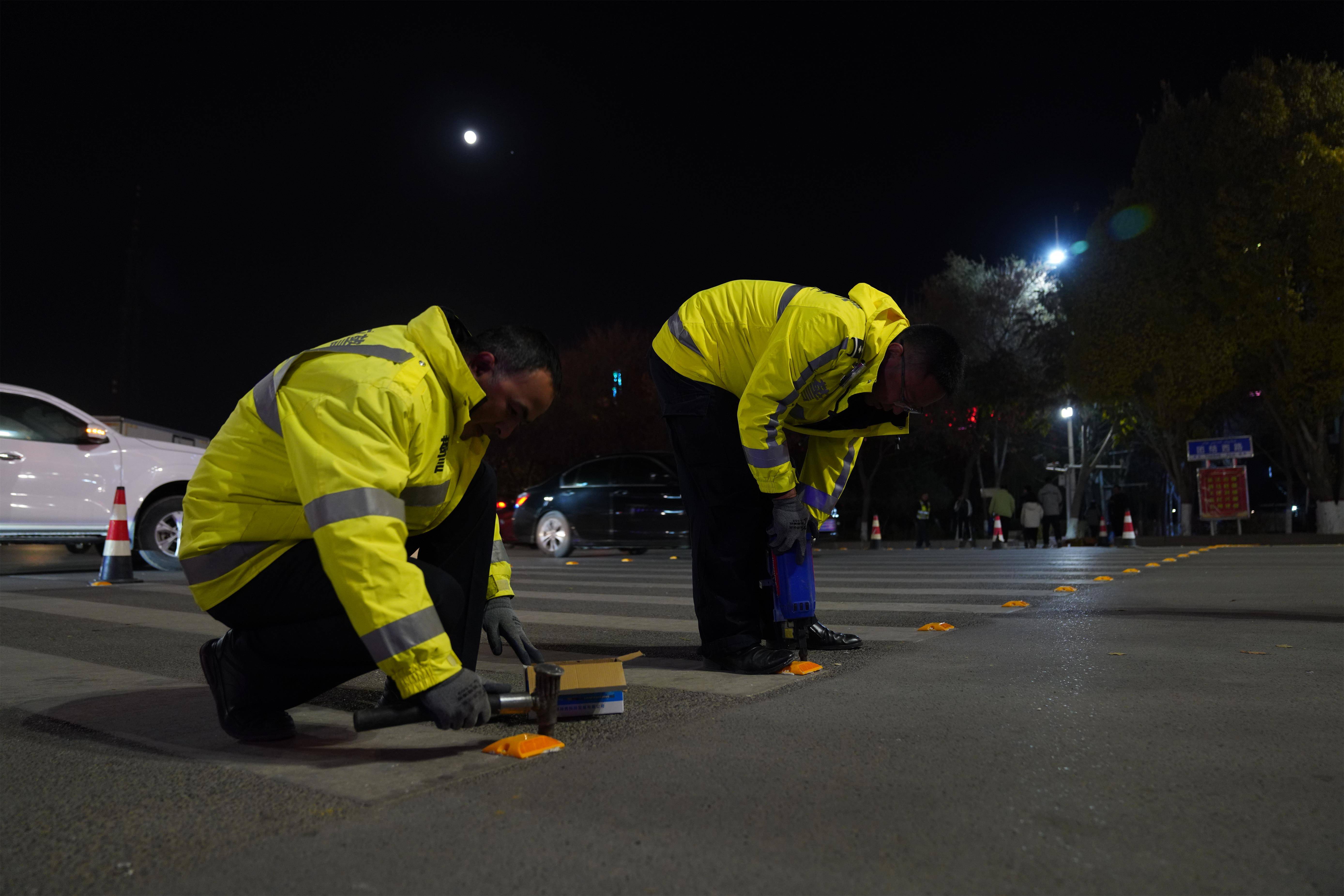 轮台县公安局交警大队民警在辖区人流量需求大的路口安装反光道钉
