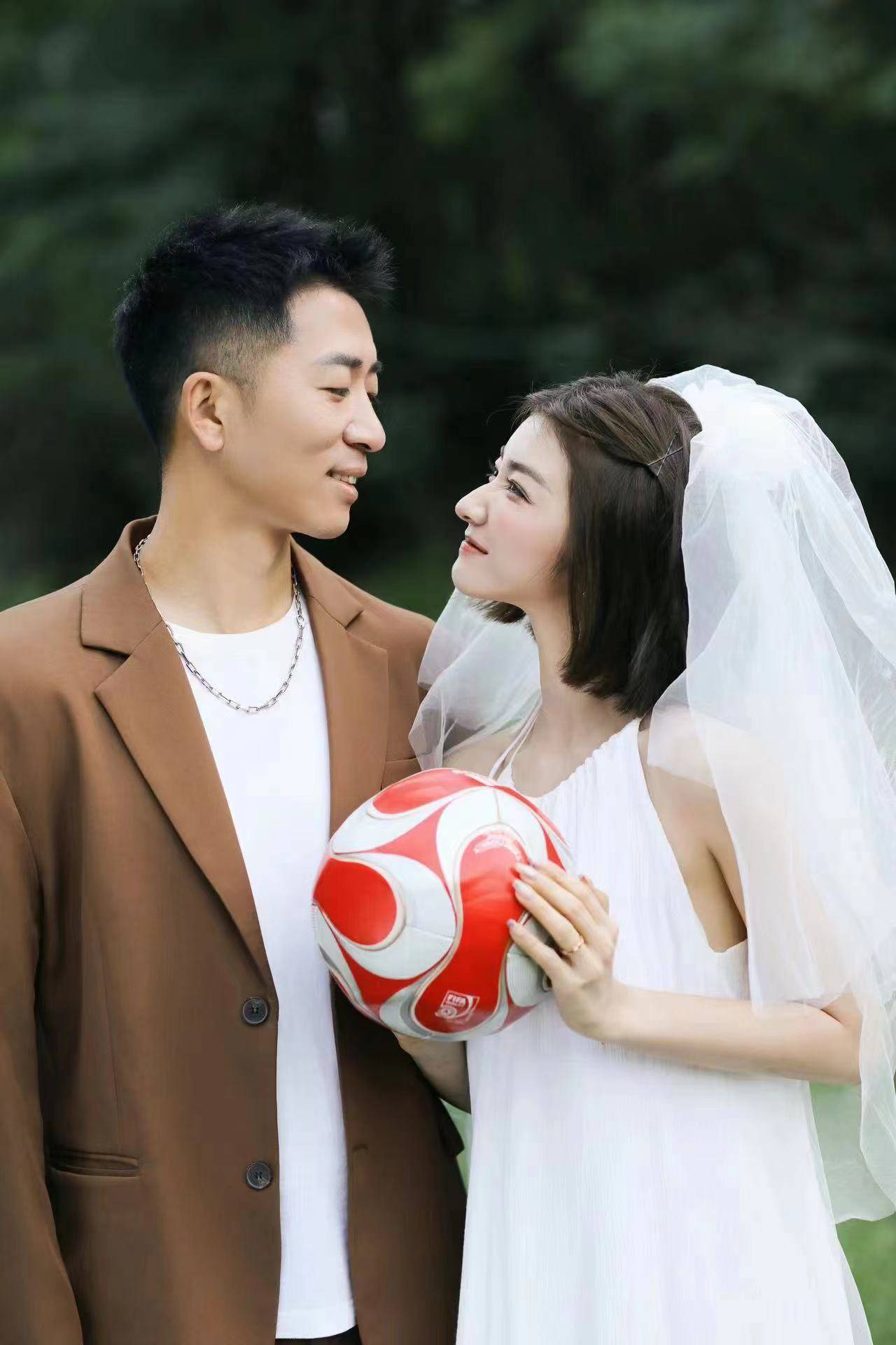 中超,中甲球队的著名足球运动员毛开宇与知名主持人徐诗涵在沈阳大婚