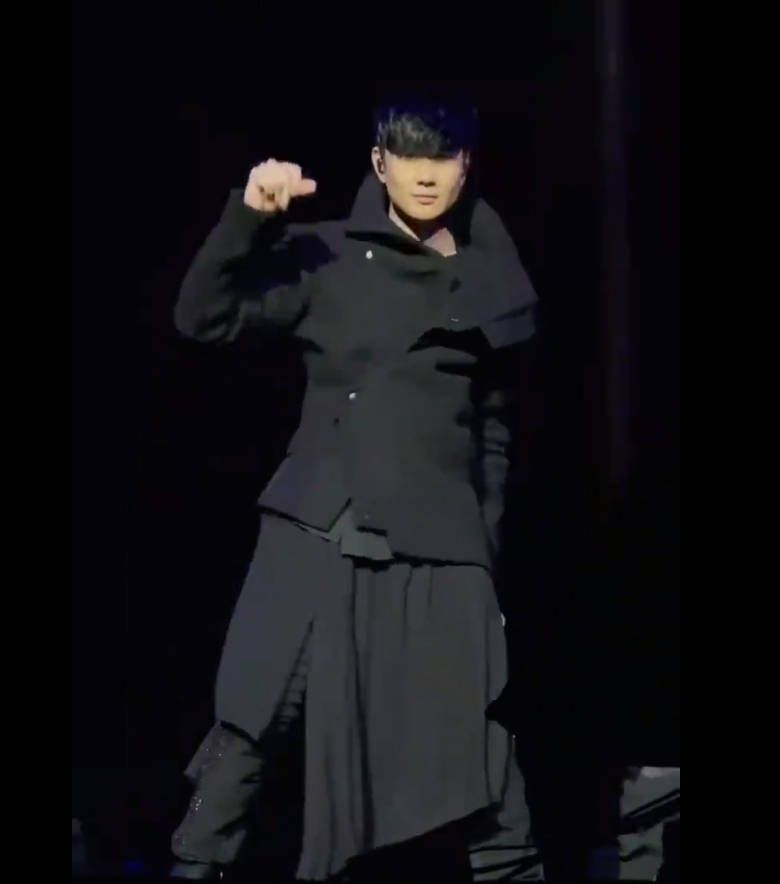 据新浪娱乐报道,近日,林俊杰演唱会上《不死之身》的舞蹈片段被网友加