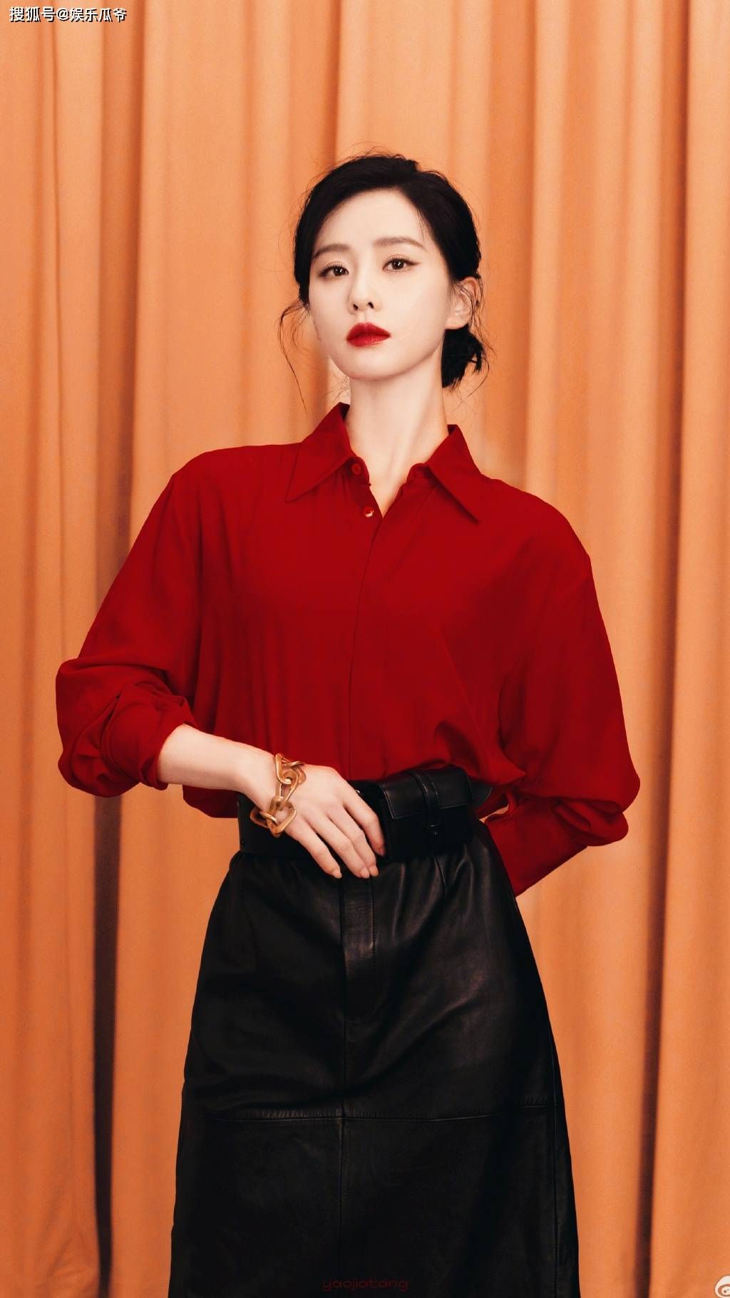 刘诗诗红衫皮裙美晕了,宛如烈焰玫瑰-搜狐大视野-搜狐新闻