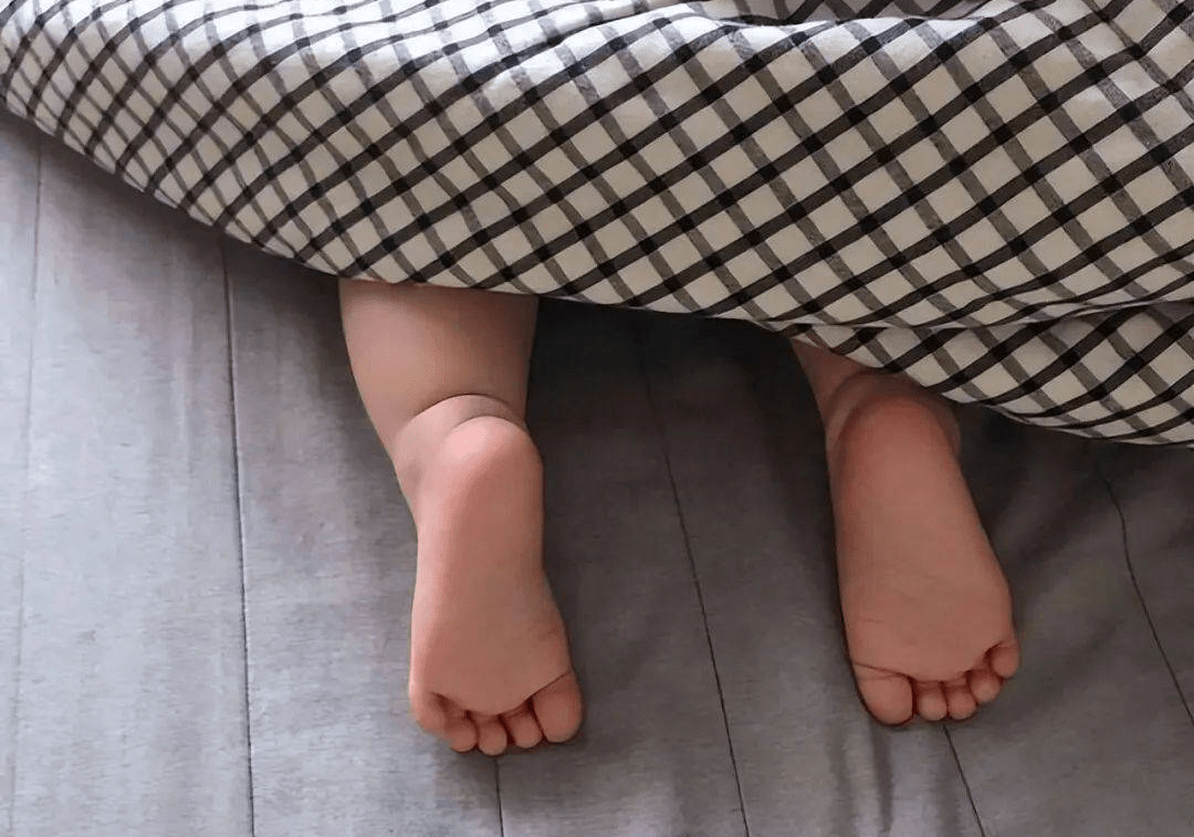 睡觉时,经常把脚"露在外面",是好是坏呢?