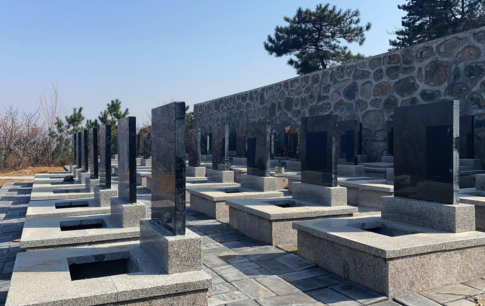 延庆永宁陵园怎么样?购墓热线电话400-660-9398_古镇_山水_建筑