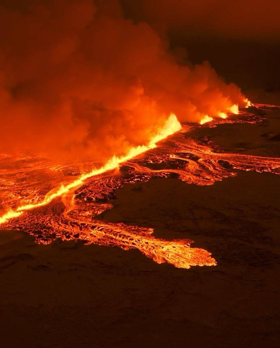 冰岛火山喷发,岩浆正在移动 