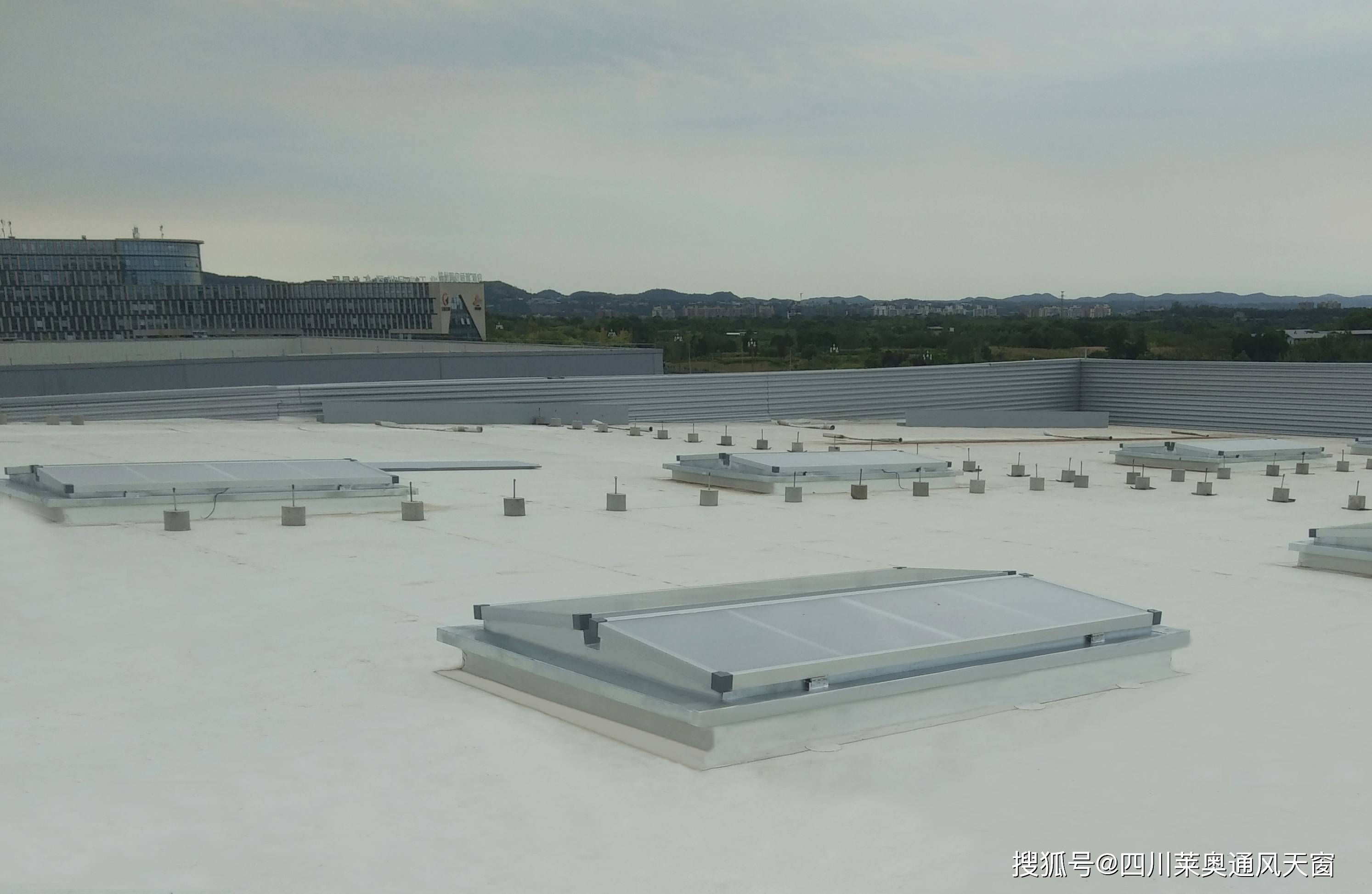 【四川莱奥天窗】浅谈三角型电动采光排烟天窗的特点_性能_结构_窗扇