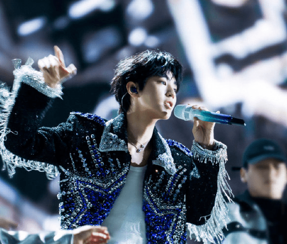 跨年晚会成破案现场:于适被判定真唱,王俊凯王源粉丝互嘲难听_网友