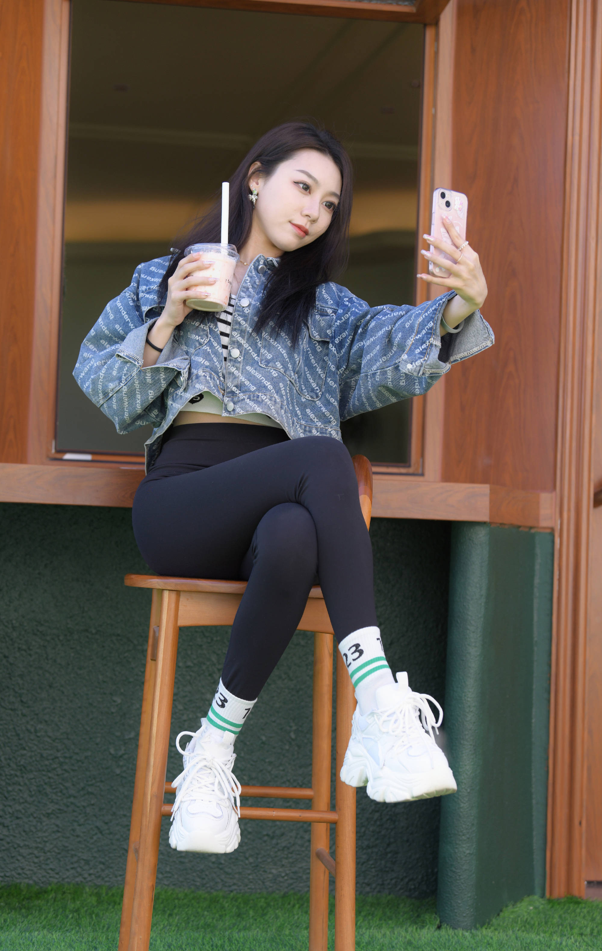 高颜值美女穿黑色鲨鱼裤,真的很爱!_风格_潮流_运动