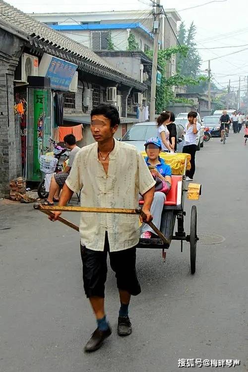 一辆简陋的人力车,载着一个贵妇,正面朝我开来.