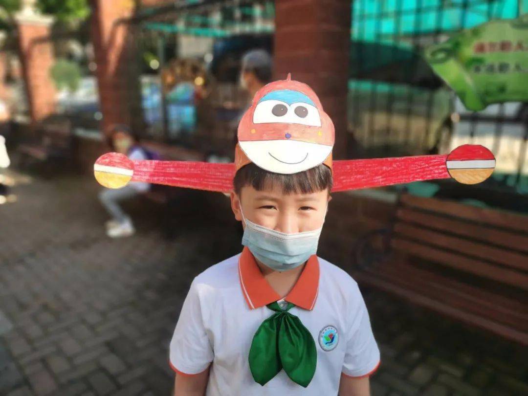 今天神兽已全部归笼头戴一米帽迎接新学期