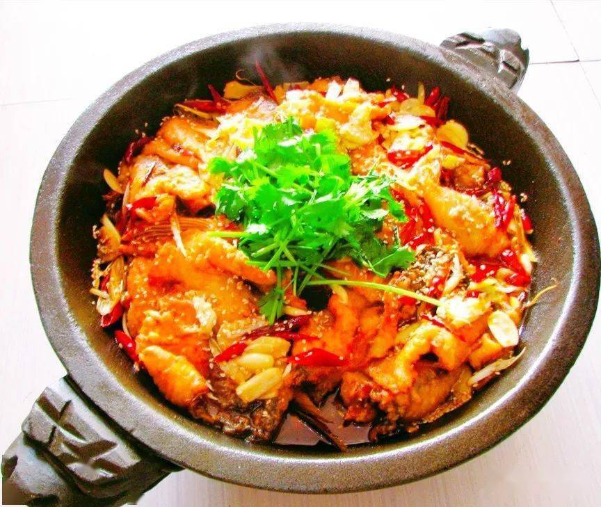 加味精,并以蛋清拌匀,将熬制好的高汤倒入石锅中,加调味料以及自炒鱼