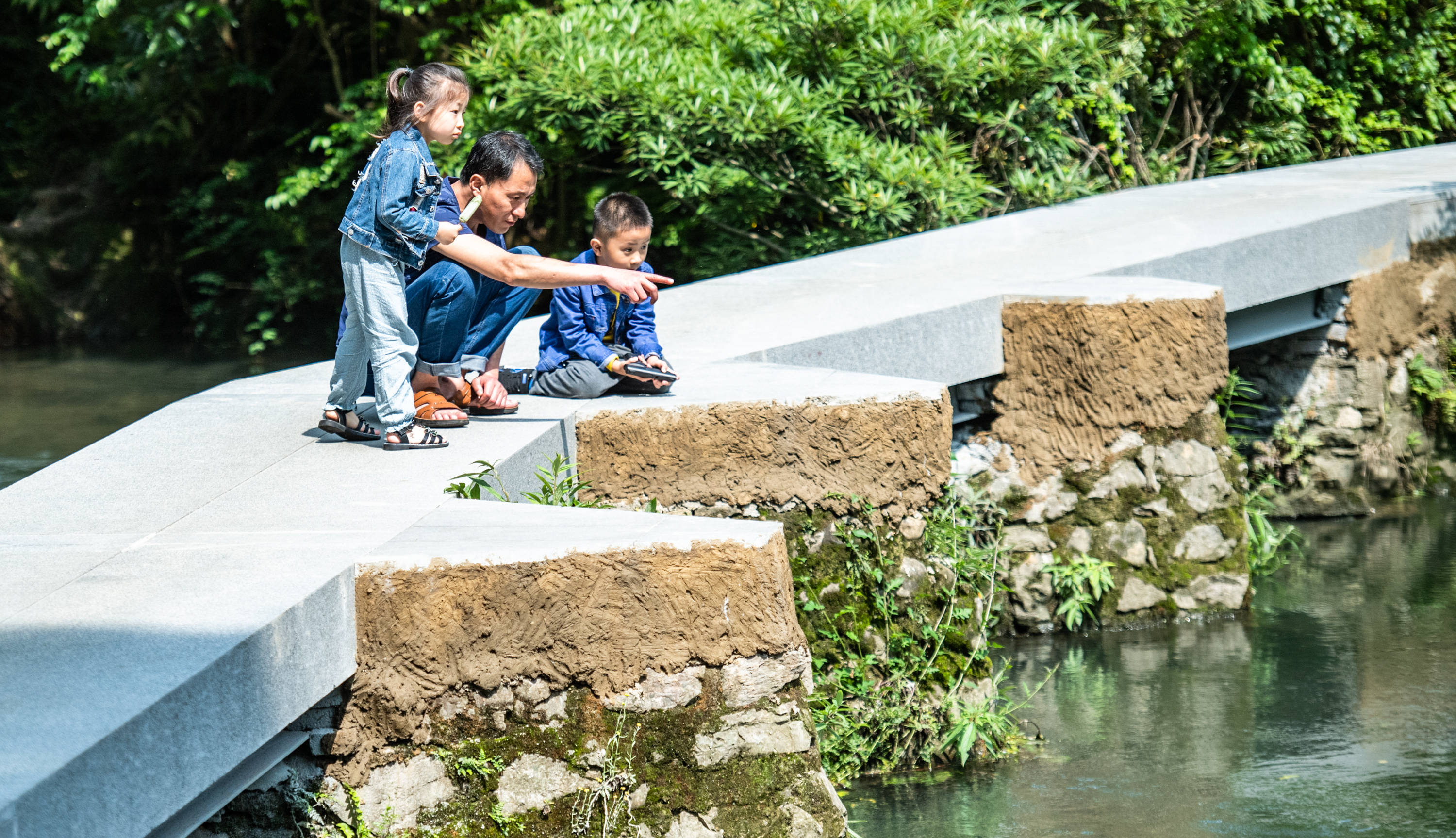6月2日,家长带着小朋友在贵阳市阿哈湖国家湿地公园内游玩.