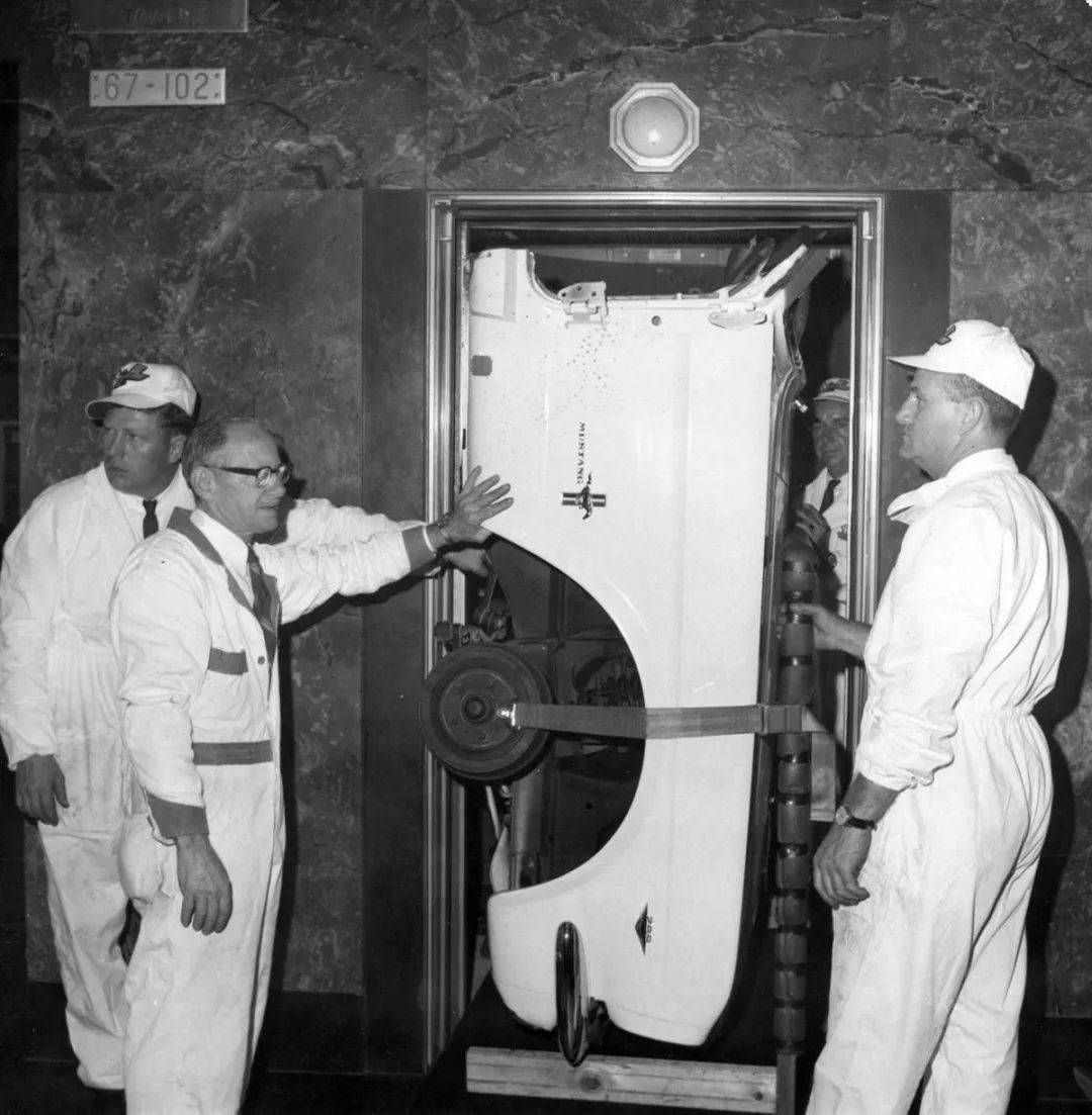 当年这帮老美用电梯把跑车送上了帝国大厦顶楼