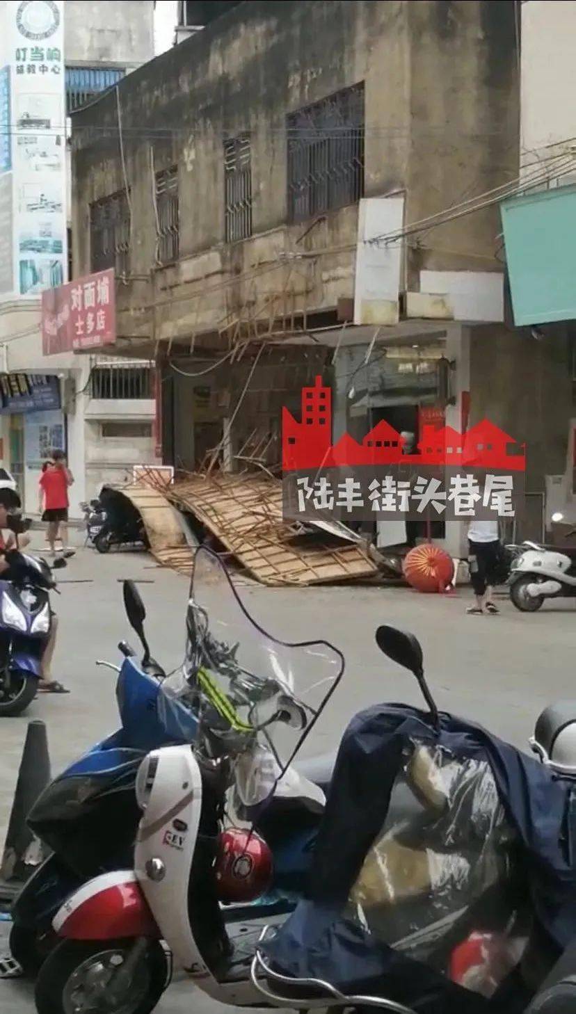 陆丰东海,一店铺招牌突然塌了下来!