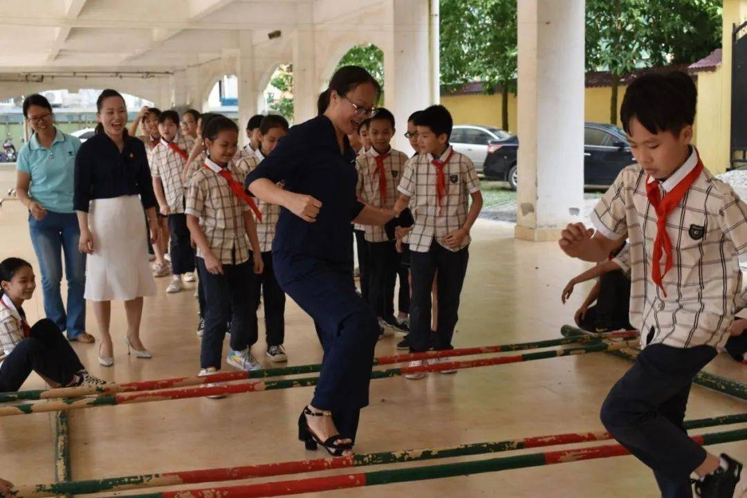 南宁市兴宁区九曲湾小学举行"壮汉双语教学实验学校"揭牌仪式
