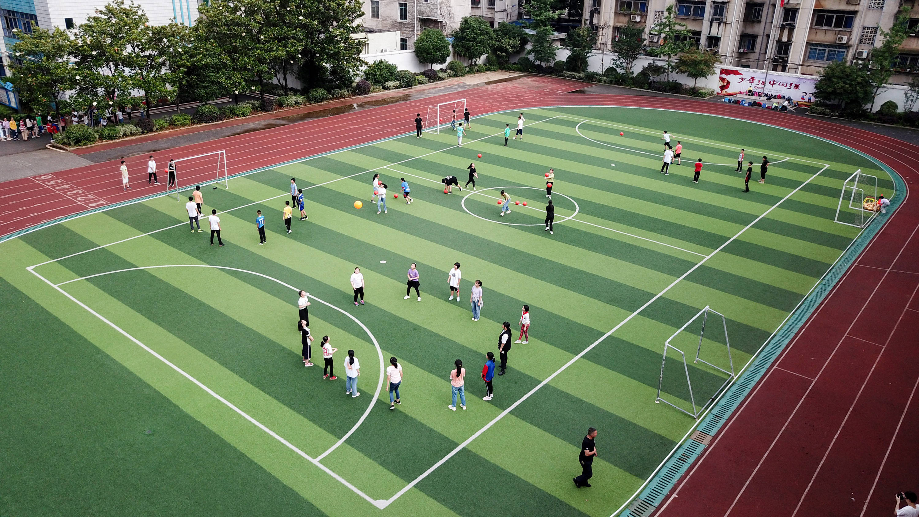 小学校园里的软式排球课