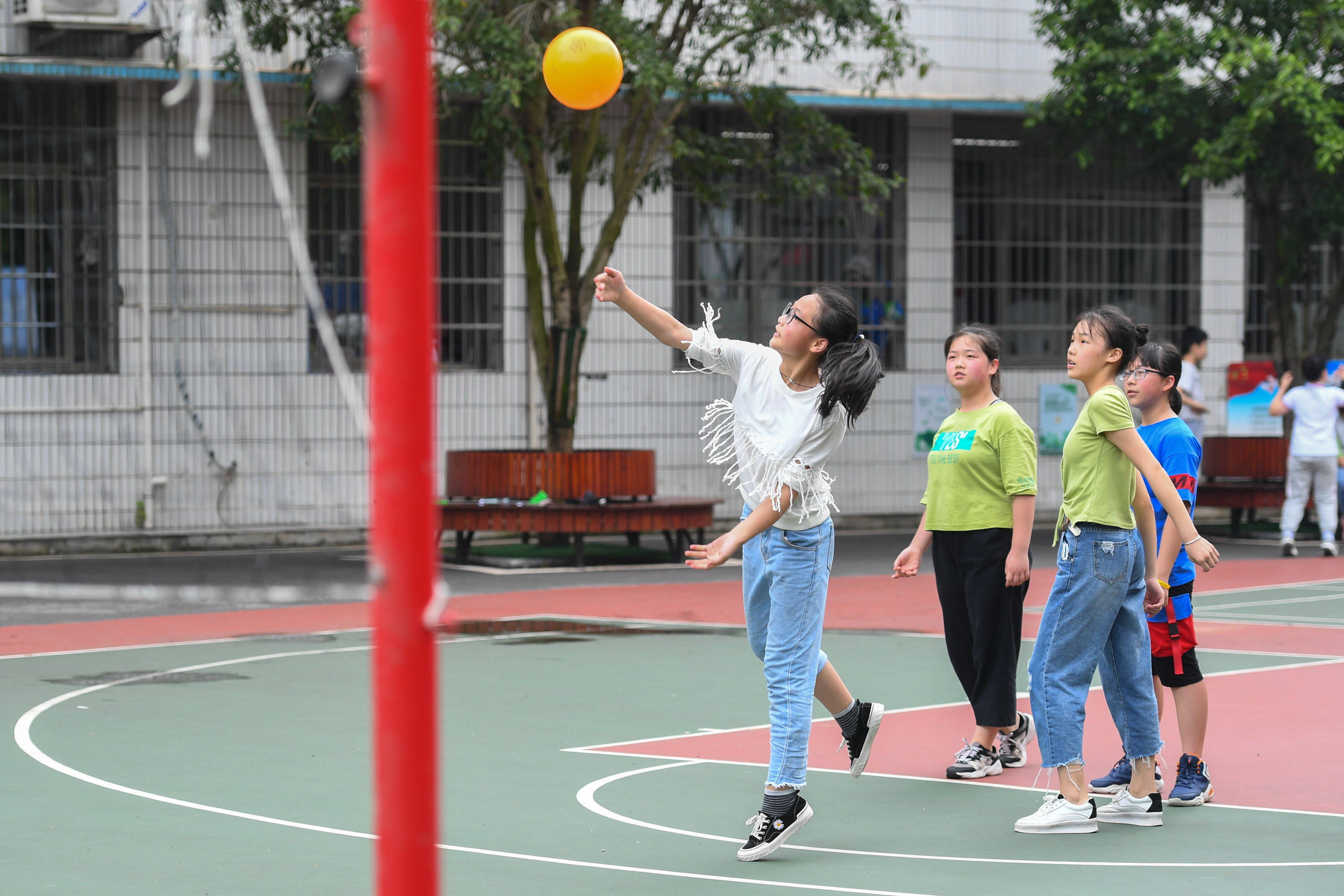 6月3日,学生们在软式排球课上练习发球