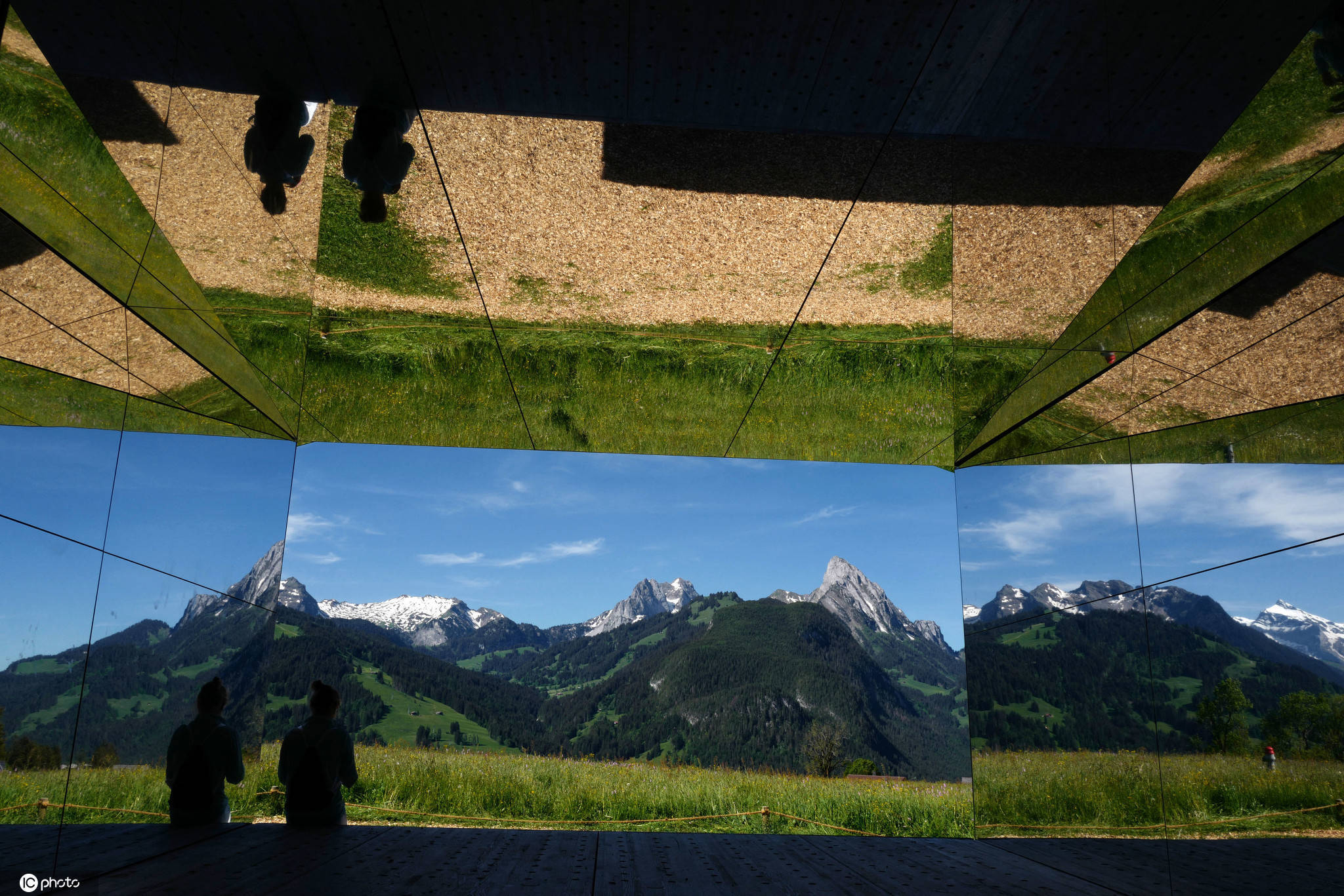 艺术家打造"镜面小屋"与瑞士自然风光完美融合