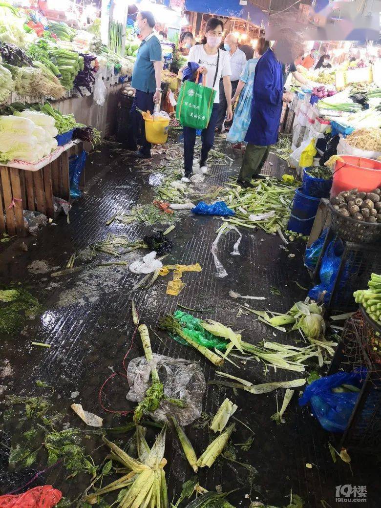 满地的垃圾,进台州这个菜市场还以为是进了垃圾场_蔬菜区