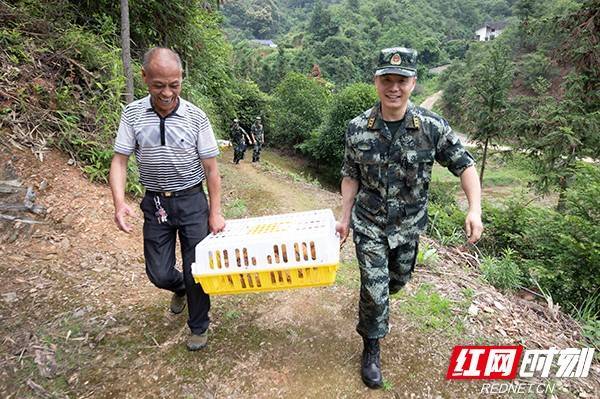 助学义诊走访 武警岳阳支队"扶智"也"扶志"