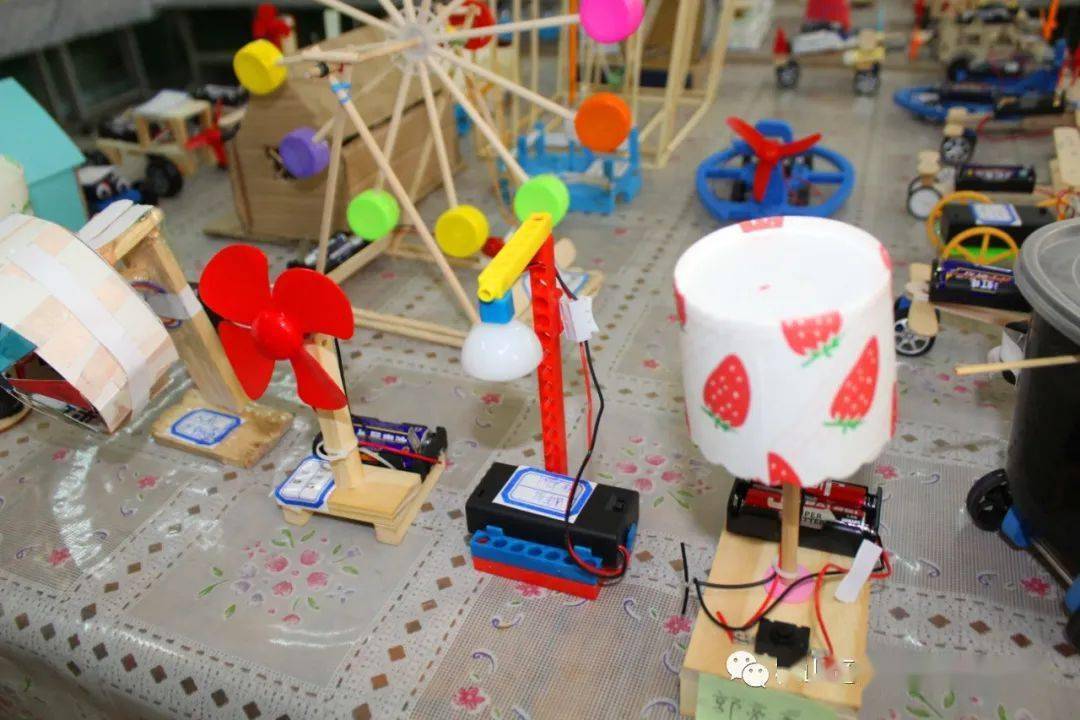 横山街道办事处中心小学举行科技节,"艺术节"创意美术作品活动