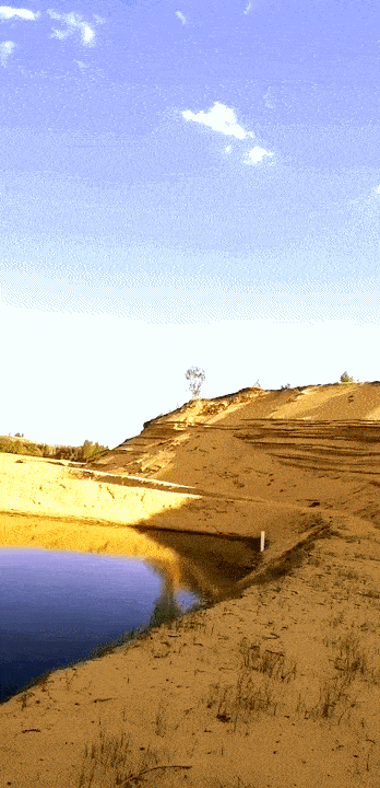 草滩沙漠绿洲当中有一眼湖泊,这里水清沙细,风景独好!