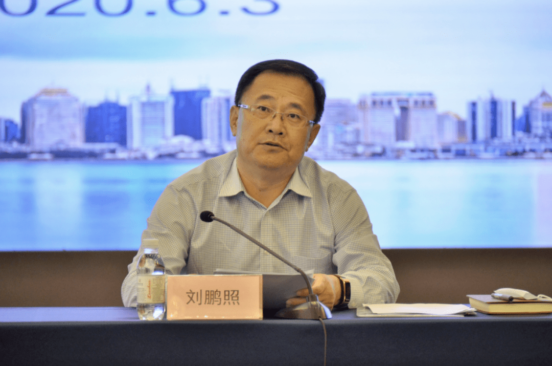 刘鹏照向青岛市第一届家长委员会委员颁发了聘书.