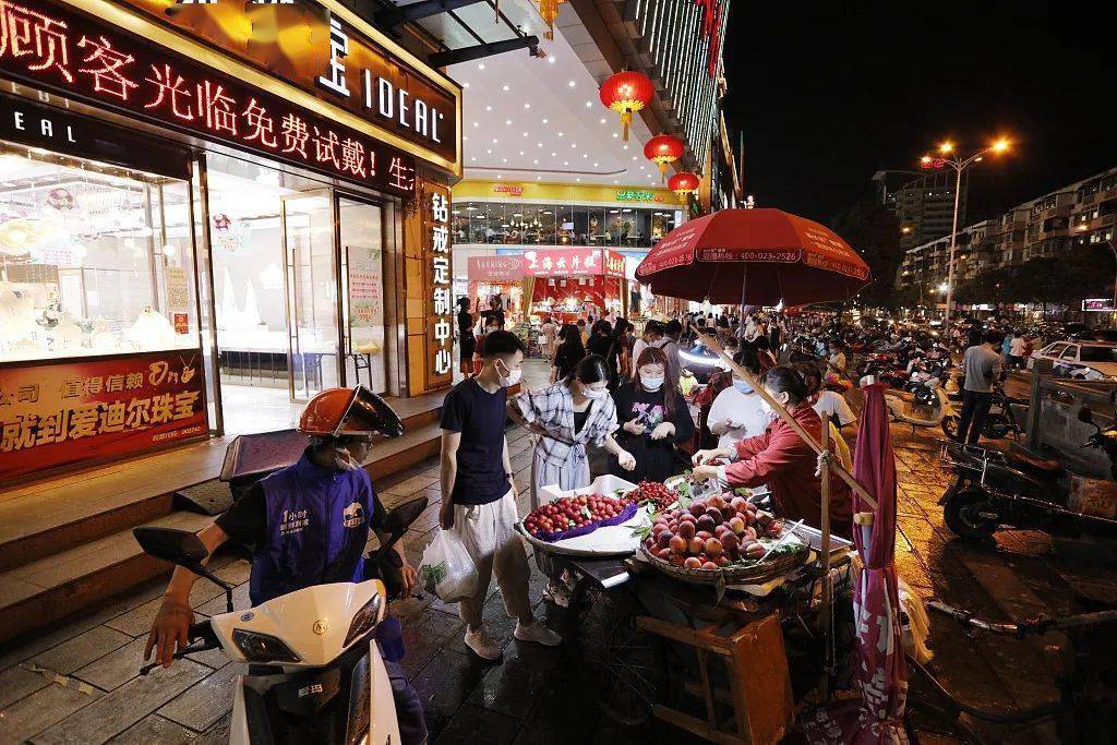 政府松绑"地摊经济",夜市,排档,烟火气又回来啦丨今日热词打卡