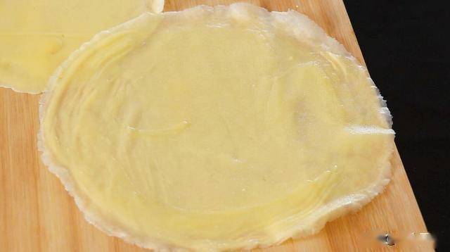 取出烘好的班戟皮,放置案板上晾凉.