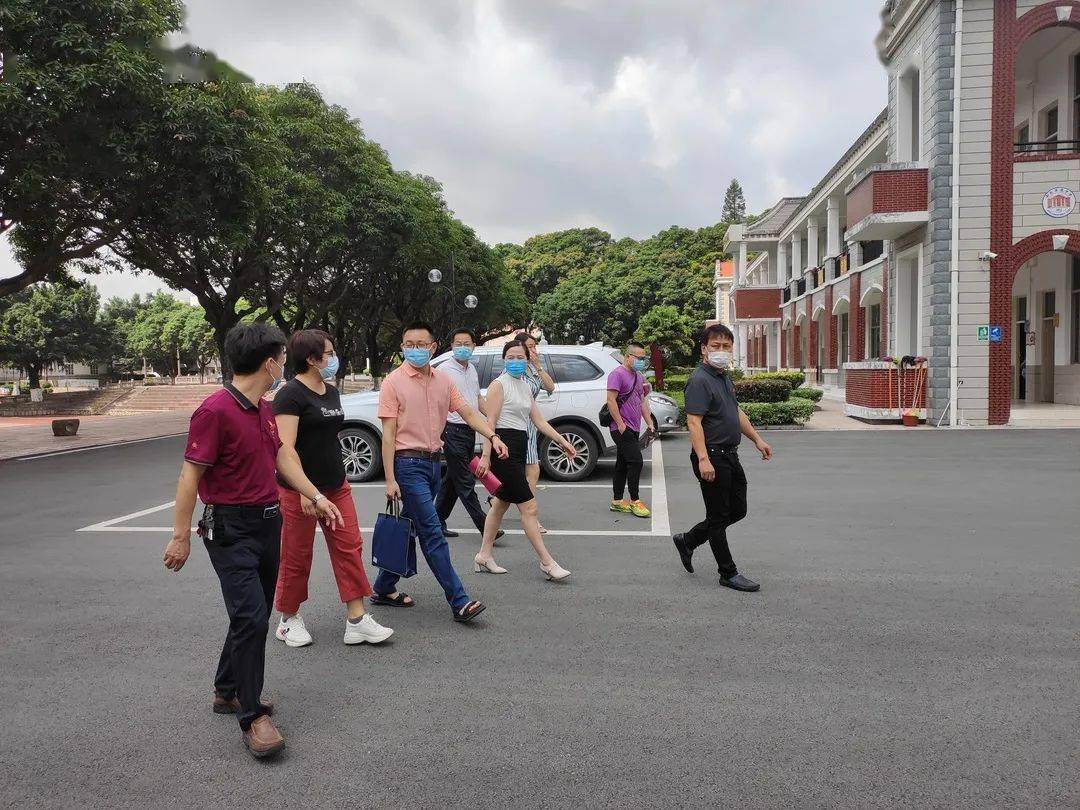 中教科科長葉幼明,豐州鎮政府副鎮長盧清梅及華僑中學,豐州中心小學