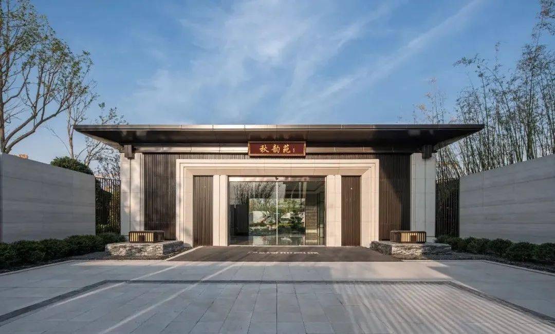 汉悦亭临水而立,安静雅逸,与一石一水皆为对景.