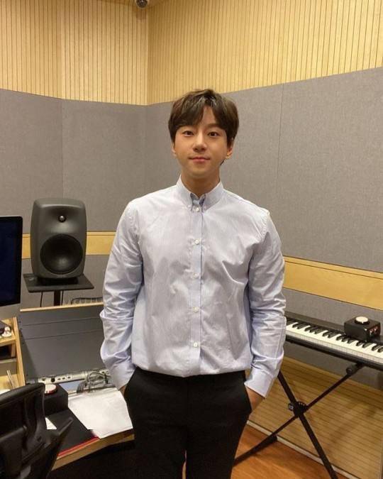 [星闻]黄致列公开近况"久违的来了公司的工作室"