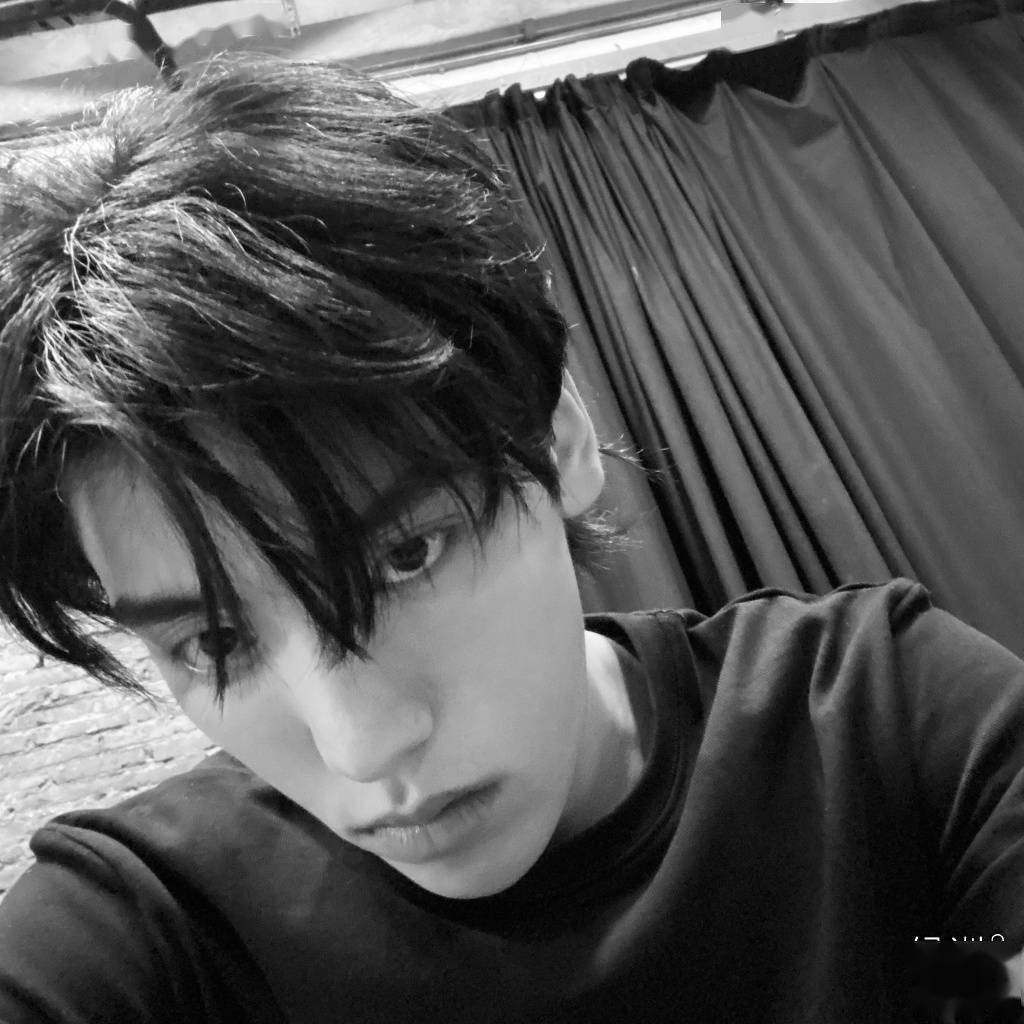 王子异晚上更新自拍 黑白风好久不见依然帅气
