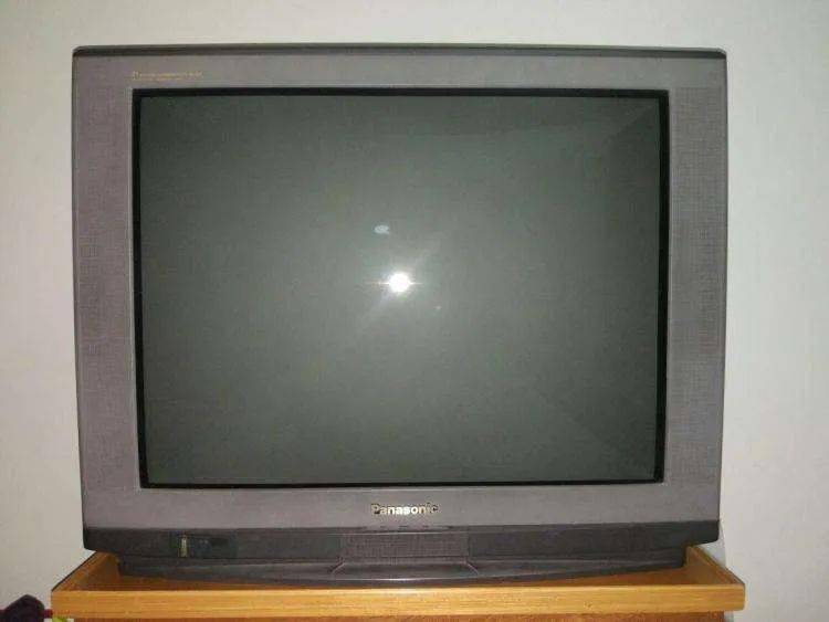 80年代末,90年代初,黑白电视机已经很普及了,但彩电还是很稀罕的